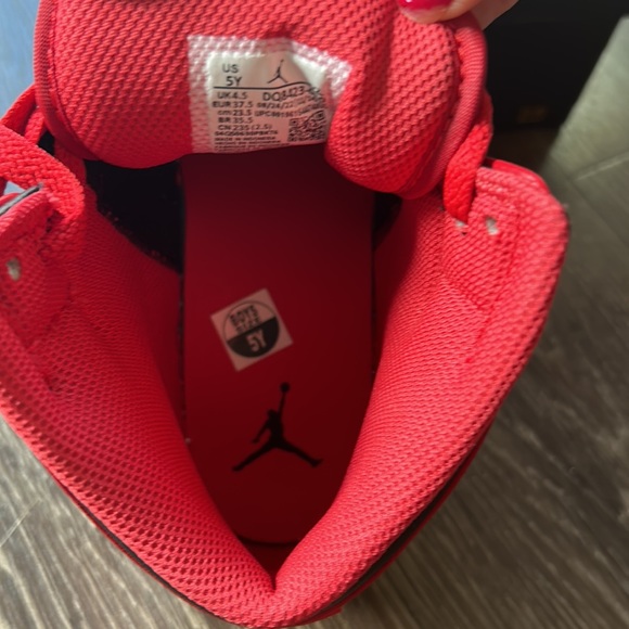 Air Jordan 1 mid 5Y (same as 6.5W). Black/Fire red/white. Never worn. - Picture 3 of 8